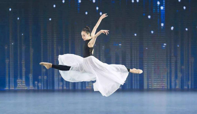 河南90后女生因“青绿腰”火了，一舞出经典，让人过目难忘