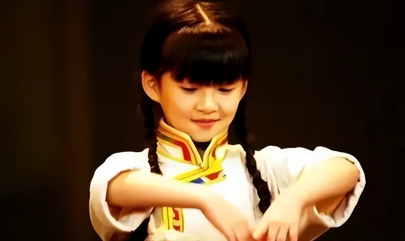 小彩旗：在春晚“一转出名”，却放弃跳舞逐梦演艺圈，如今怎样？