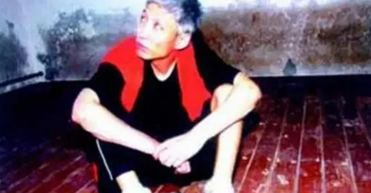 2003年刘涌执行死刑前，喝了一口白酒，让妻子在脚镣处塞了1元钱