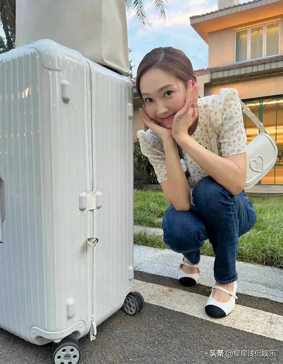 郑秀妍晒于文文视角下美照，看到蝴蝶好开心，被指责录节目玩手机