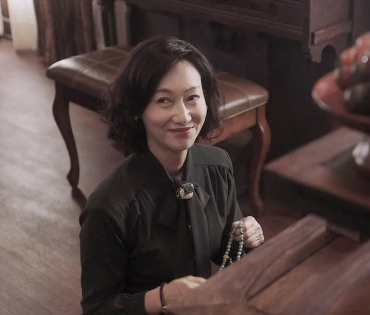 老年人爱美还得学惠英红,62岁"贵妇头 长裙",大气优雅太惊艳-蘑菇号