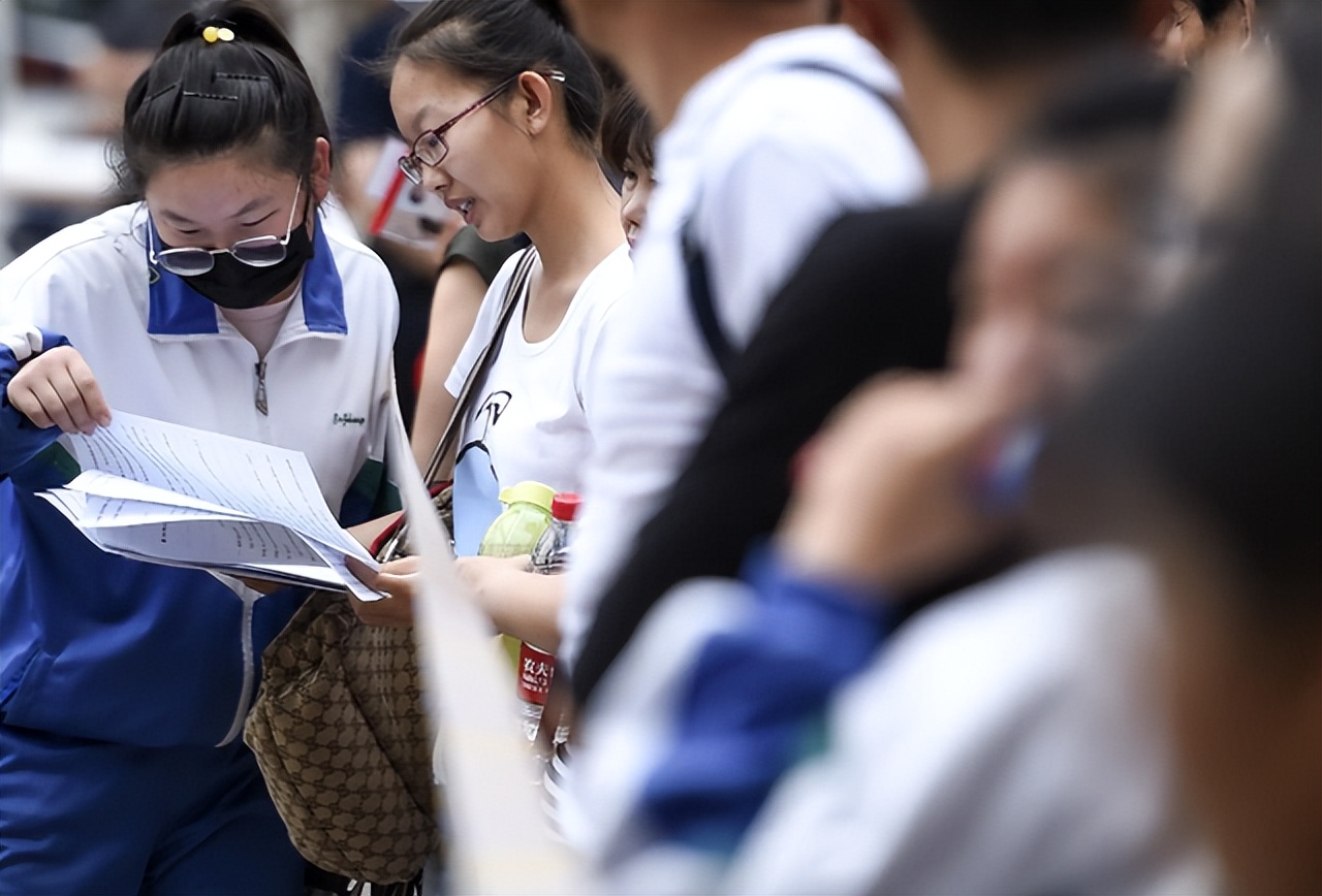 学生高考前，家长要告诉孩子“3句话”，减压还能助高考一臂之力