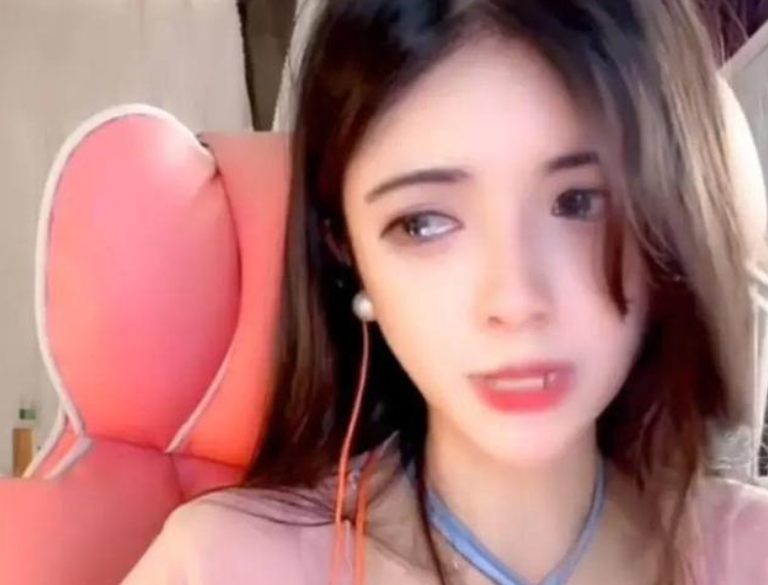 网红狗头萝莉母亲节晒童年经历泪奔而下，网友：心疼！