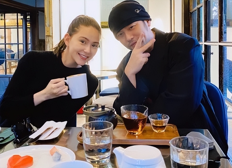 昆凌月子期间开心晒自拍，托腮卖萌少女感依旧，无名指大钻戒抢镜