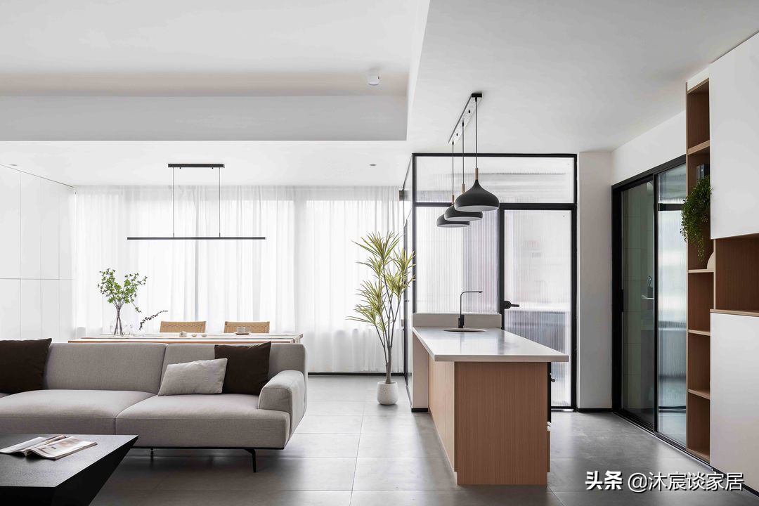 重庆夫妻的新家，因太会装修而走红，凭白墙与原木就让家温馨治愈