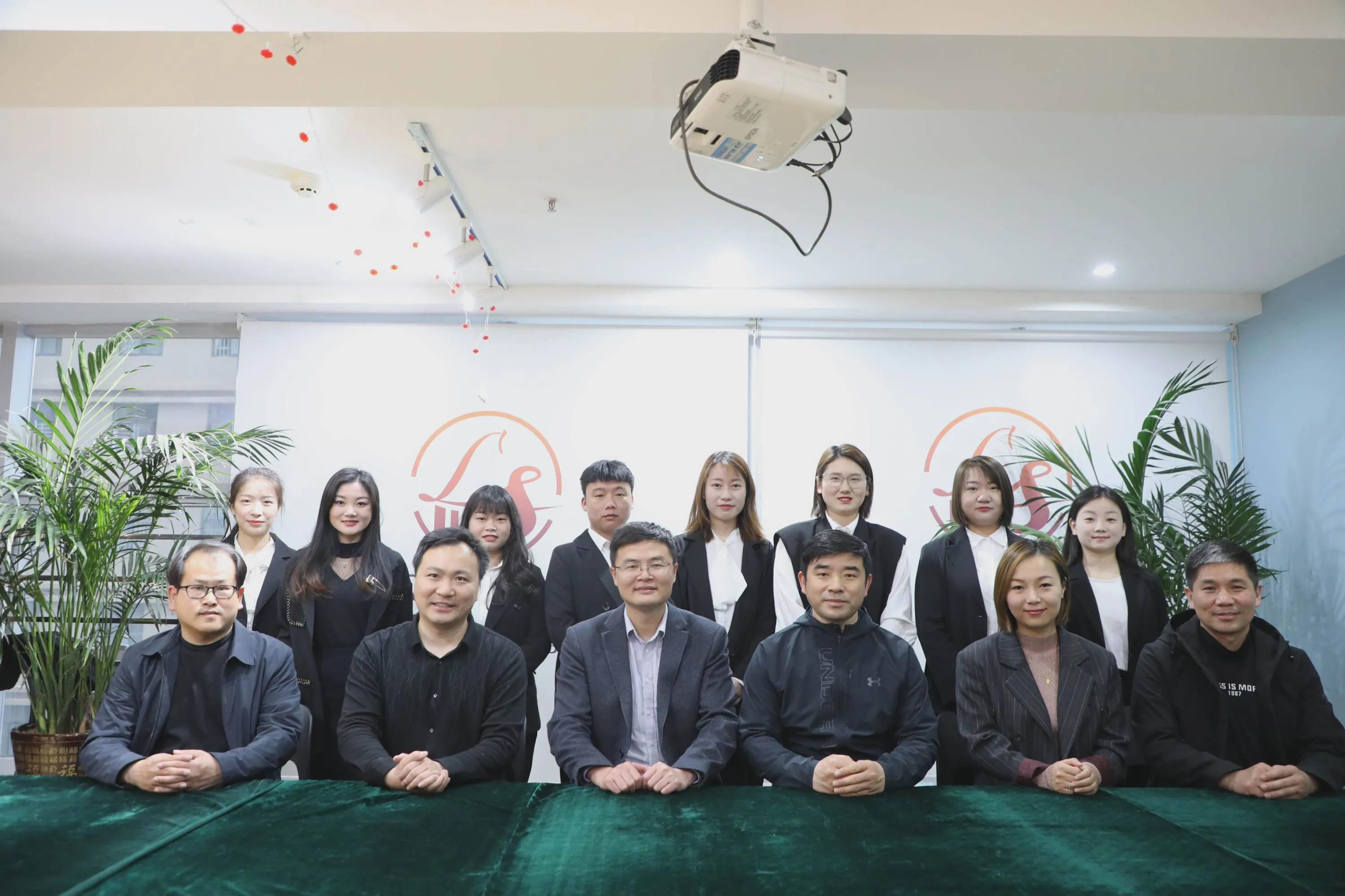 黄淮学院校友会“黄淮一家亲”系列走访活动走进陆思钢琴艺术学校