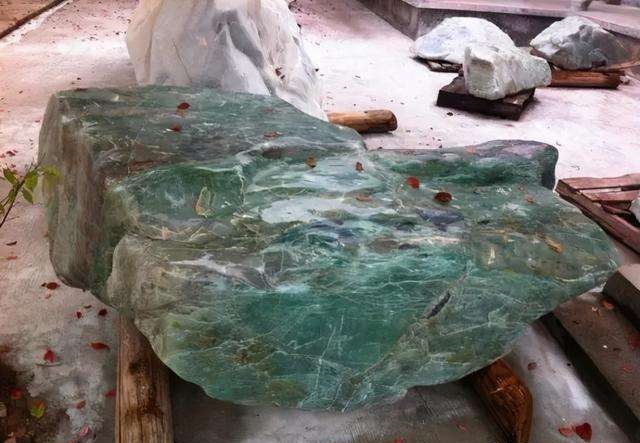 2000年，江苏女工人在车库偶遇收养16岁孤儿，15年后被回报1530万