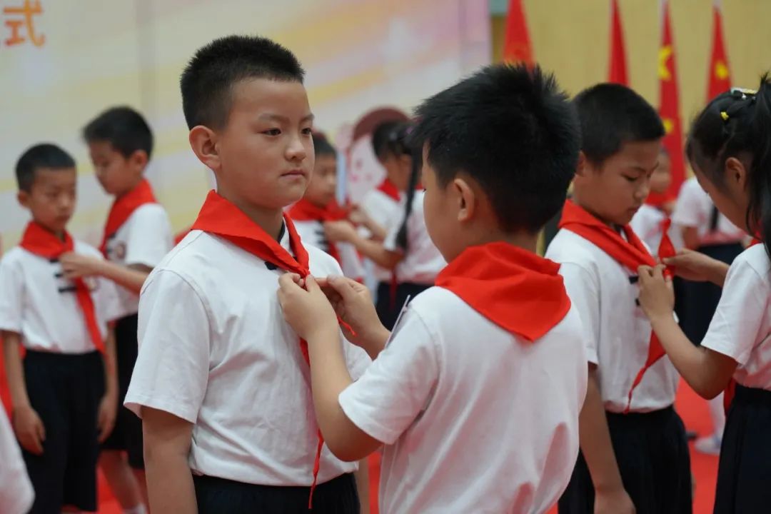成都高新区朝阳小学举行2021级第一批新队员入队仪式