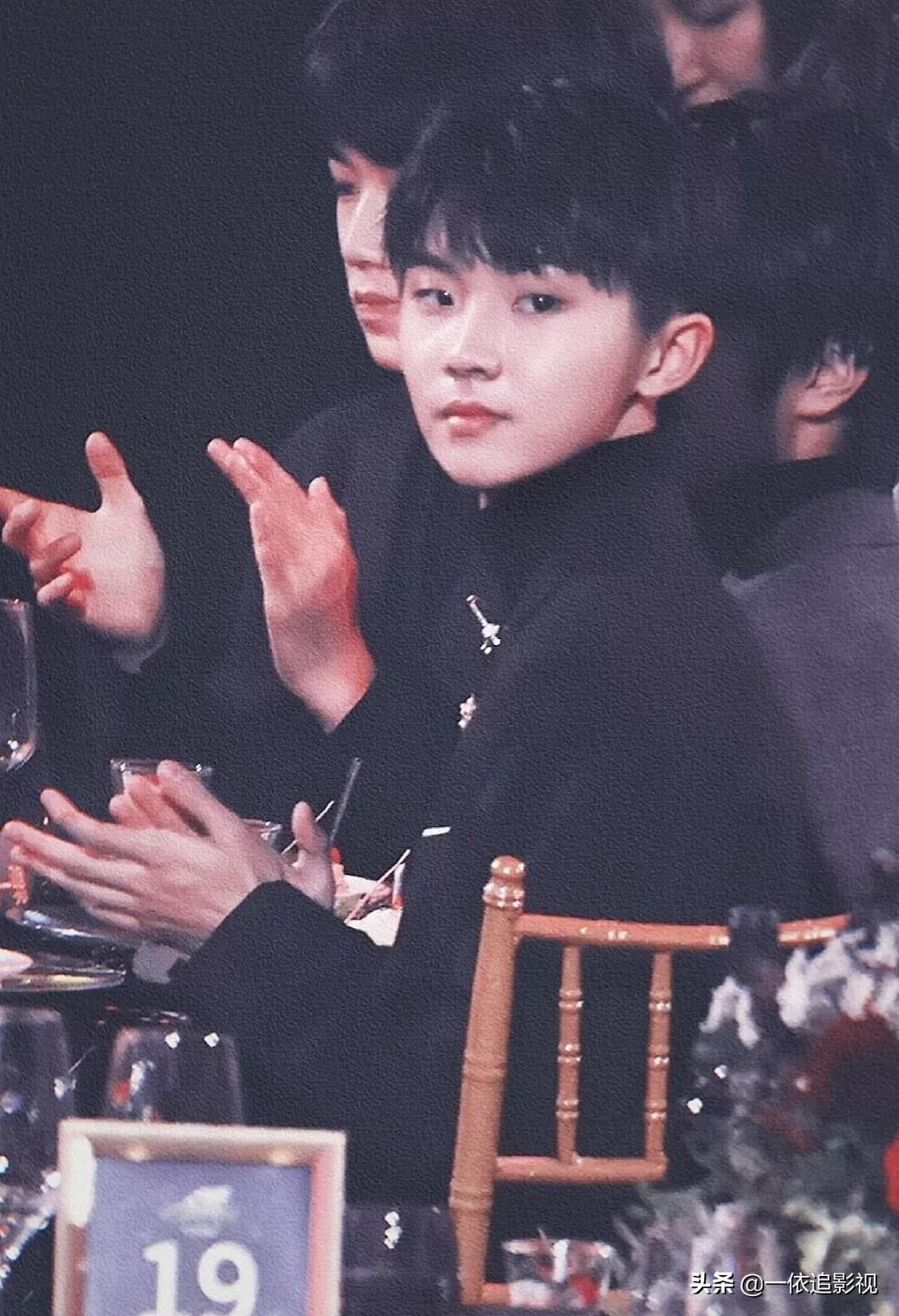 马嘉祺：侧颜白衬衫领带，审美在线，谁看了不说一句有点东西呢？