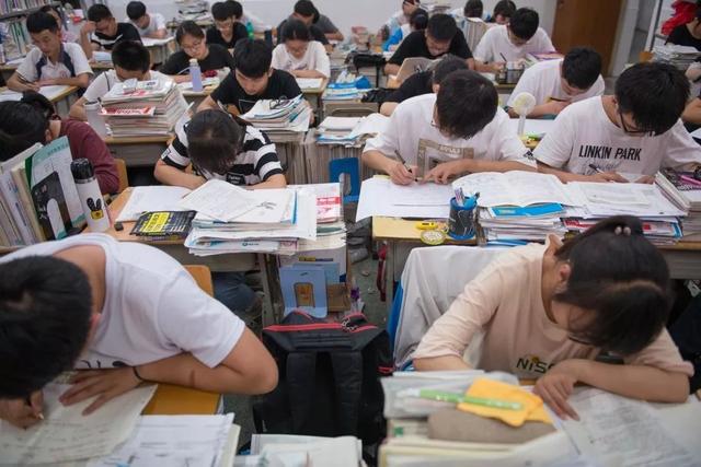 新高考英语降为副科，物理和历史上位？家长支持，老师回应很真实