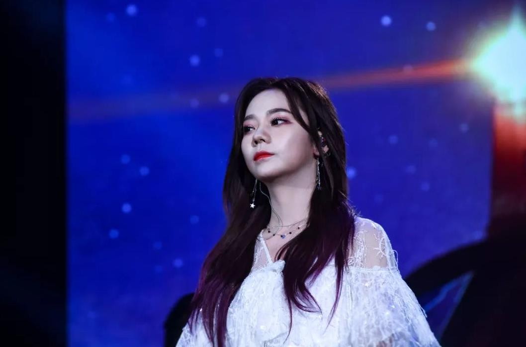 中传毕业科班出身，靠选秀搭档杨超越出道，后转行演戏屡遭吐槽