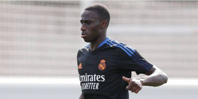 在左后卫位置上,安帅现在最信任的球员是26岁的法国左路飞翼弗兰德