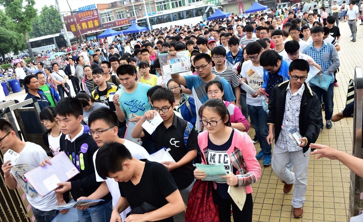 在新高考模式下，学霸想冲击985高校，三大主科需要拿多少分？