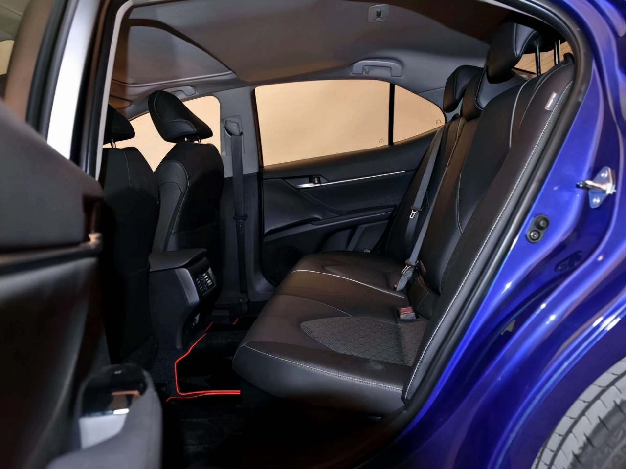 开完日产天籁，再试驾丰田凯美瑞，车主：深入对比一下就知道差距