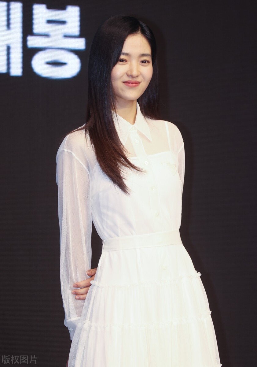 首尔《外星+人》发布会金泰莉白色裙摆优雅端庄