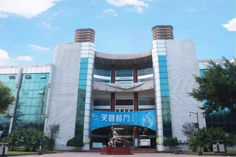 成都这所高校“火了”！食宿配置豪华，拥有绝美风光，学生幸福感爆棚！