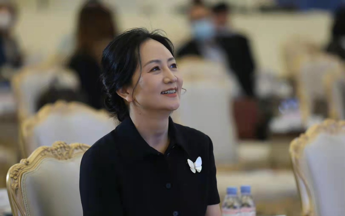 孟晚舟回国后老太快！满脸皱纹显疲惫，发际线后移大脑门抢镜