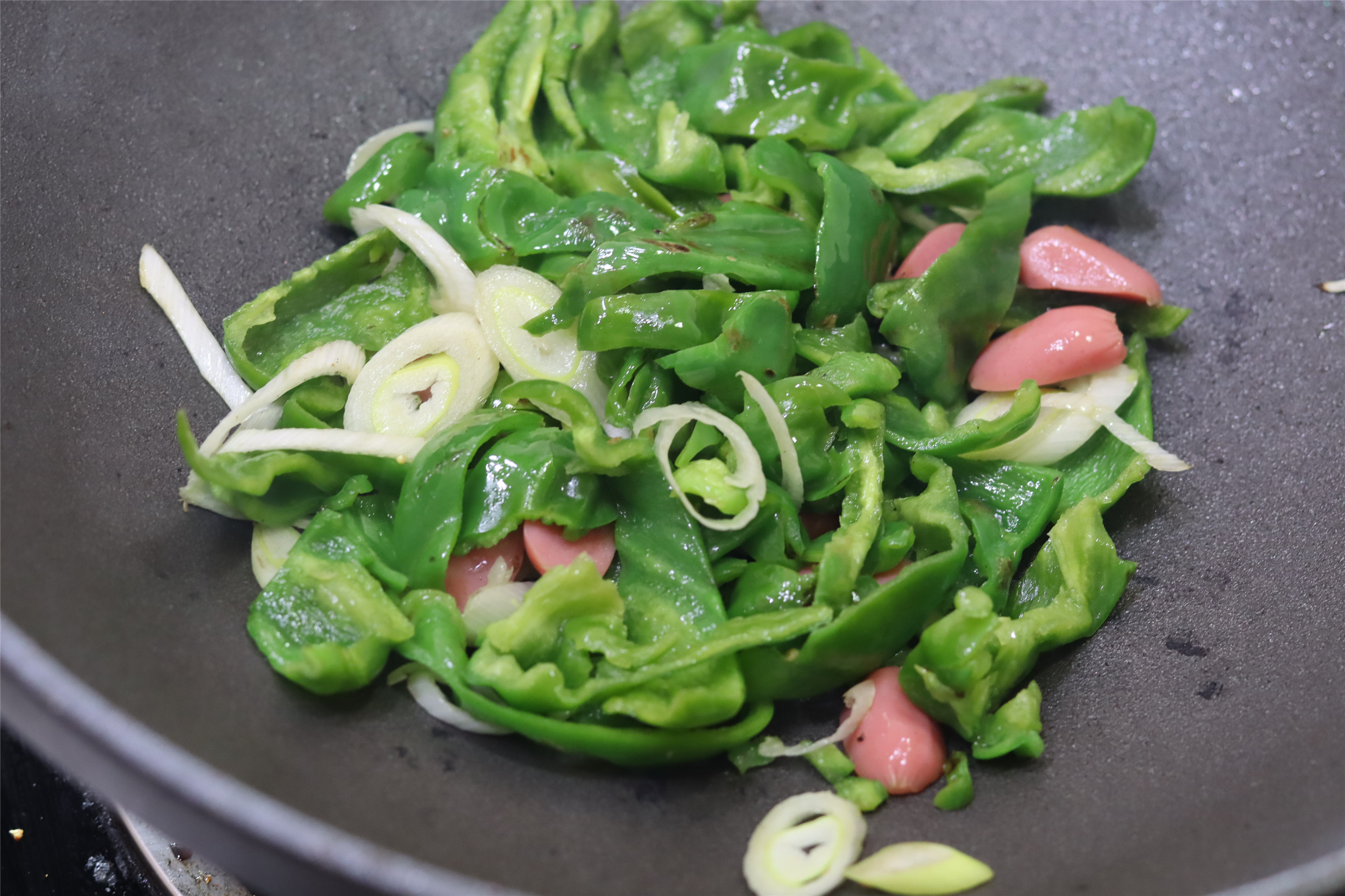 炒辣椒时，记住先“干煸”的步骤，不管炒肉还是炒蛋，味道会更香