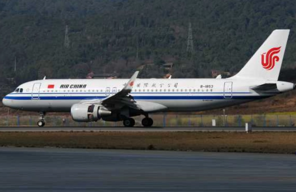 1989年中国民航遭炸机威胁，劫机犯被一脚踹下飞机，后来怎样了？