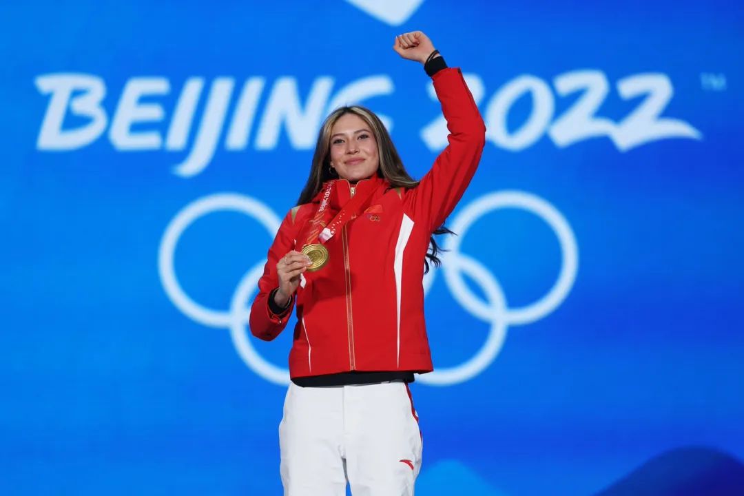 谷爱凌撞脸“港姐”陈凯琳，五官深邃身材高挑，连气质都很相似