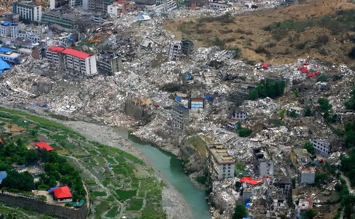 汶川地震，空降兵15勇士从4999米高空舍命盲跳，如今都是何职位？