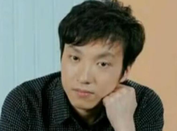 2016年，江苏一名小学生开车撞人逃逸被抓，母亲辩解：孩子还小