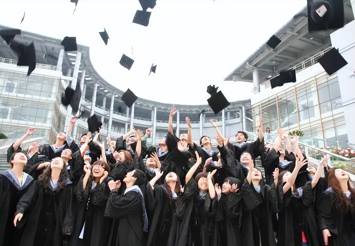 高校为毕业生定制“特殊”礼物，很有纪念意义，网友狠狠羡慕了