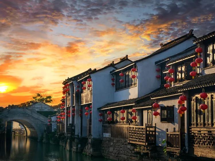 西接"吴中第一名胜"虎丘,长约七里,是唐代大诗人白居易任苏州刺史时募