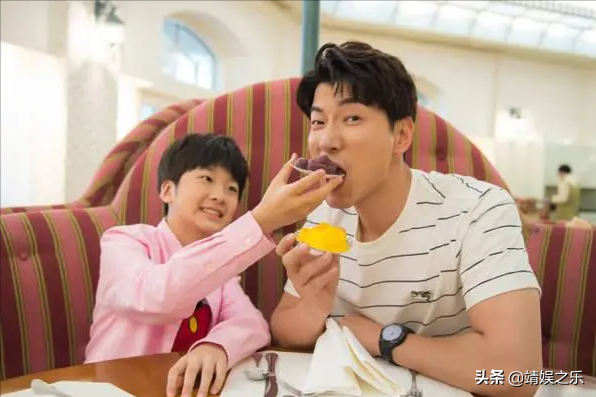 张亮14岁儿子被曝早恋，和漂亮女友亲吻互动，张亮发长文回应获赞