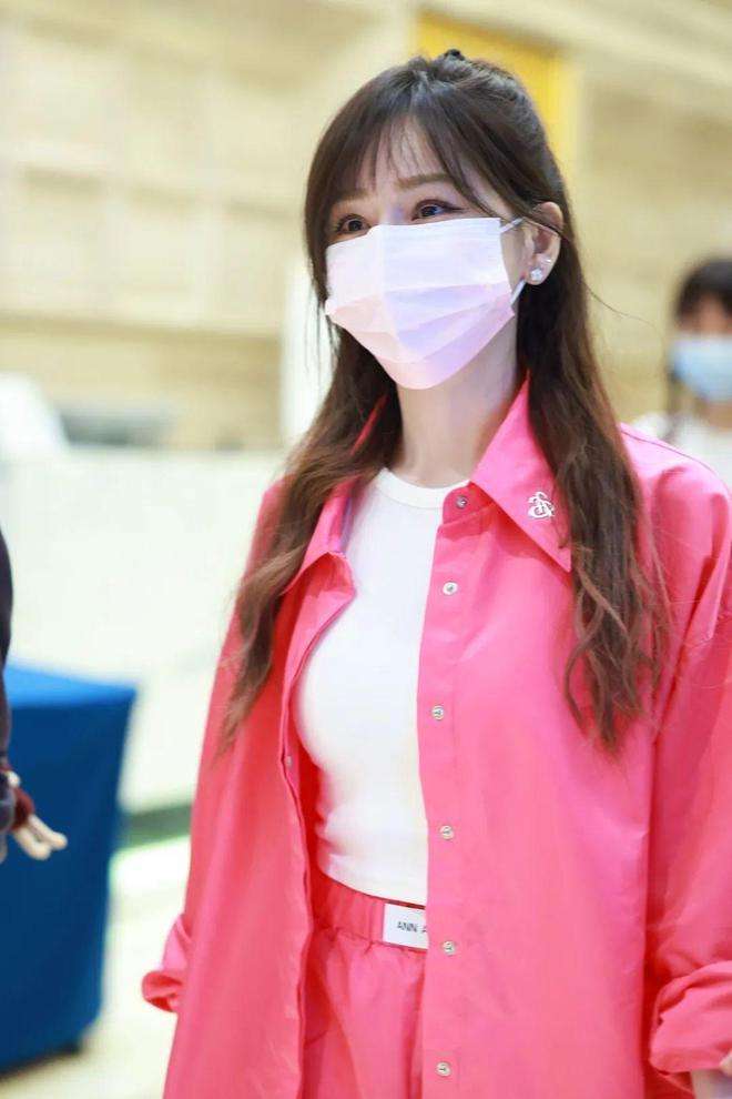 王心凌张天爱乔欣撞衫，同款衣服美感不同，气质差距大