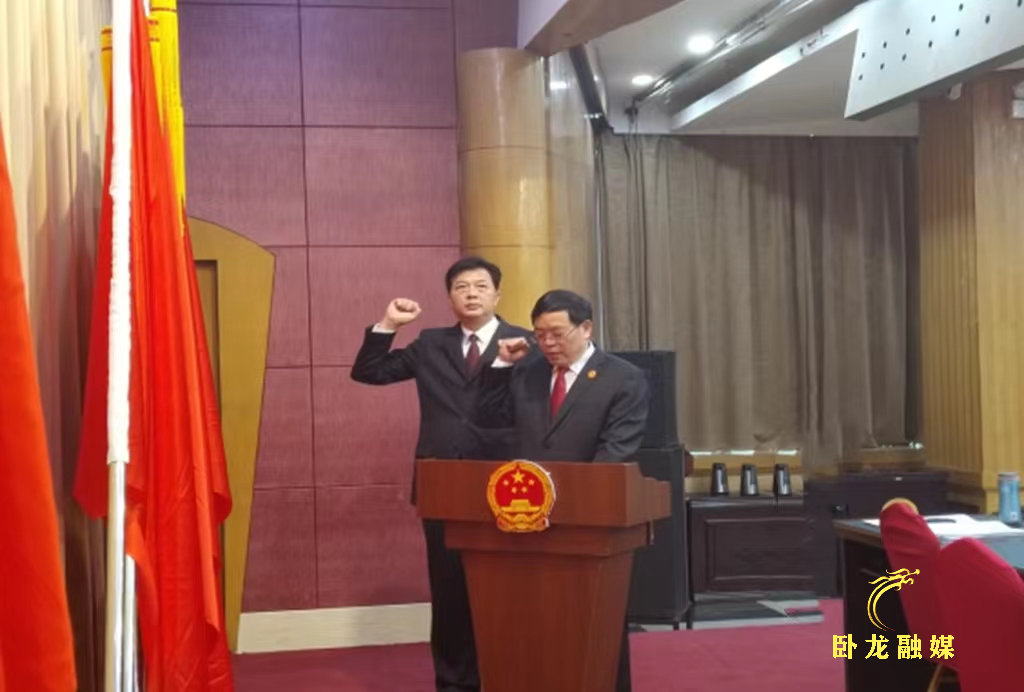 卧龙区六届人大常委会第四十三次会议举行