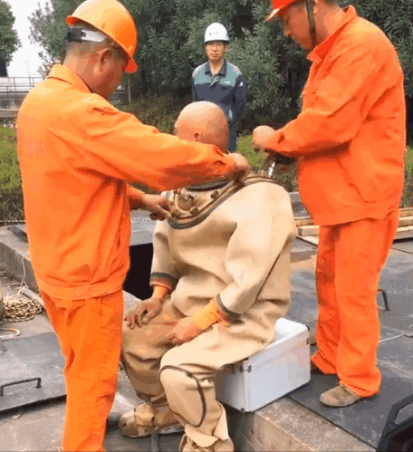 工地水鬼捞一次钻头2万元,上不来赔偿200万元,钻头不捞不行吗?