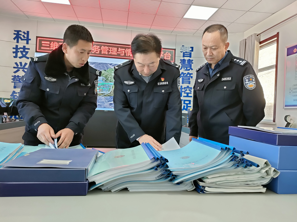 榆林市局党委委员杨利军一行来绥德县公安局督导推进全国“两会”安保维稳工作