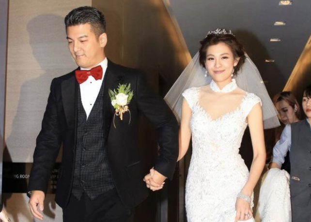 17岁梧桐妹低调庆生，晒自拍越长越像亲爸爸，与狗合影身边无亲人