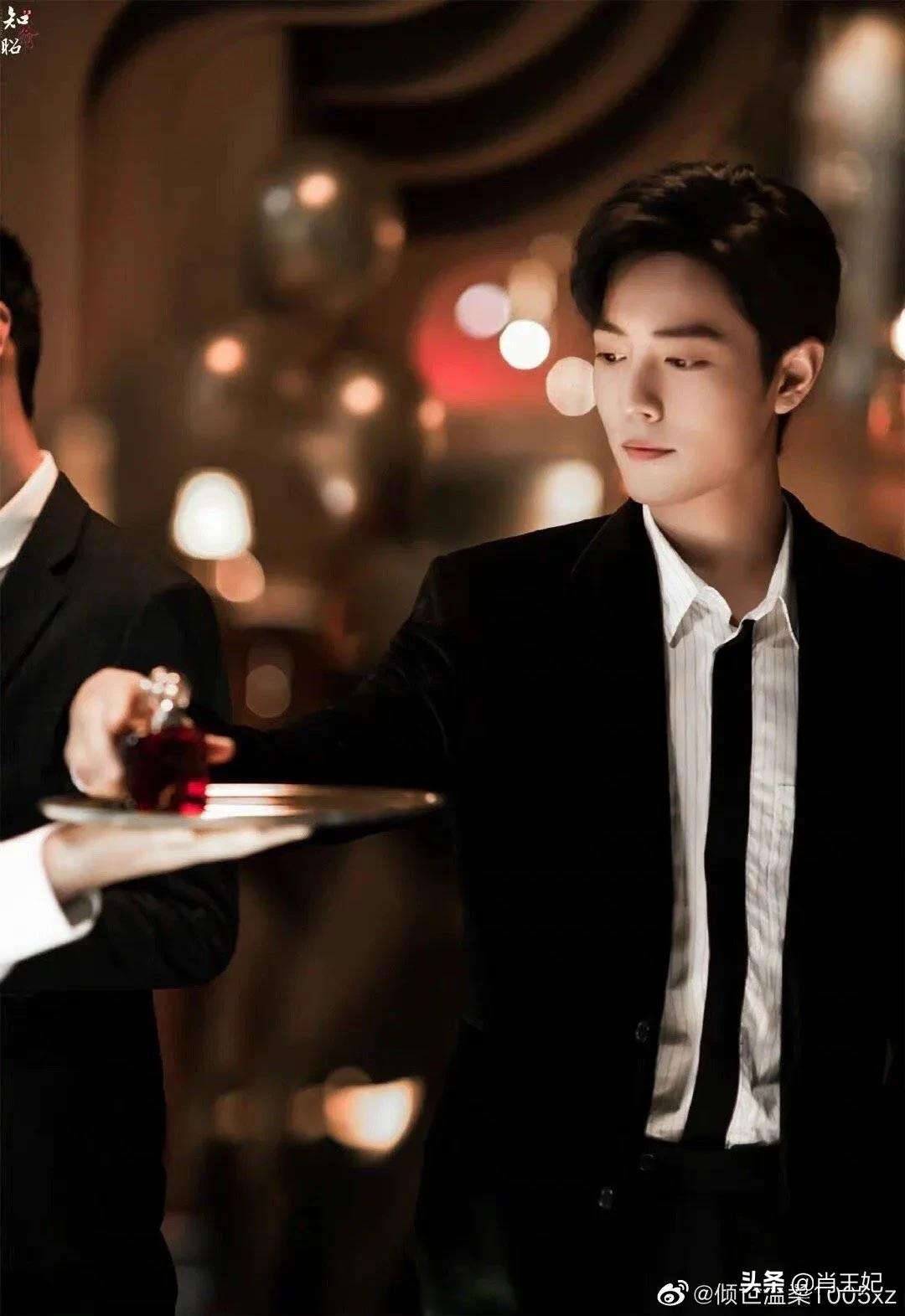 YSL代言人肖战真帅啊，简约黑色西装，俊逸潇洒姿态比夜色更迷人