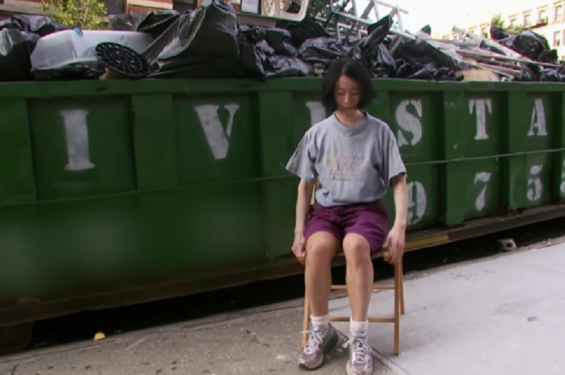 哈佛毕业女白领：20年不买内衣，厕纸晾干重复用，在纽约买套房