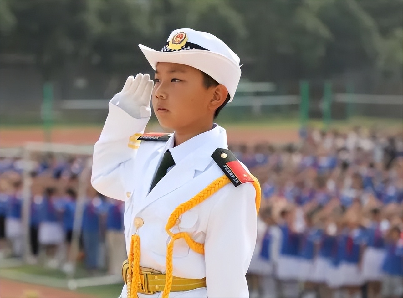 成都市双流区棠湖小学举行“交通安全主题”升旗仪式