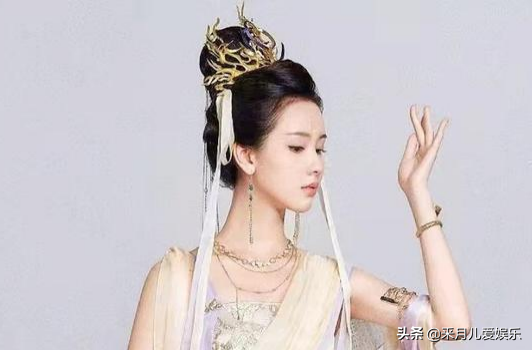 陈都灵现代装清纯甜美，古装却又清冷迷人，真是人间宝藏女孩