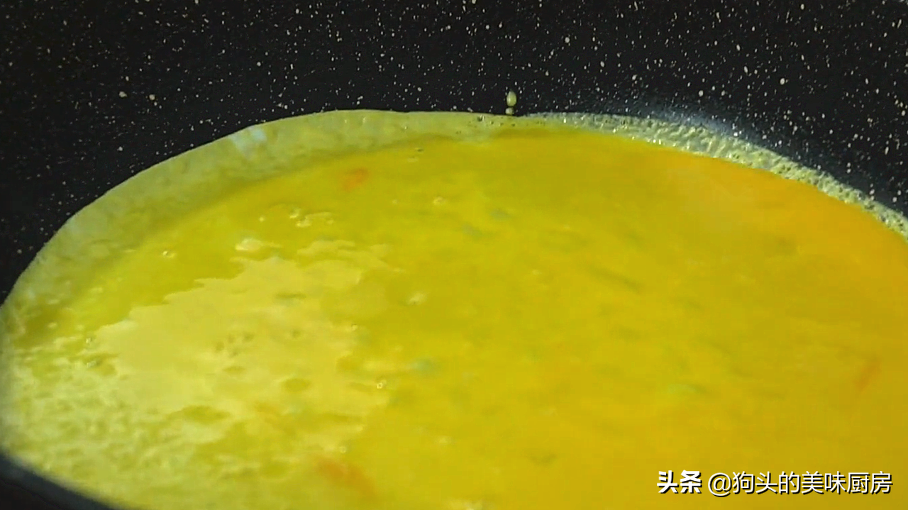 吃不完的米饭试试这样做，加三个鸡蛋，有菜有肉，营养又健康