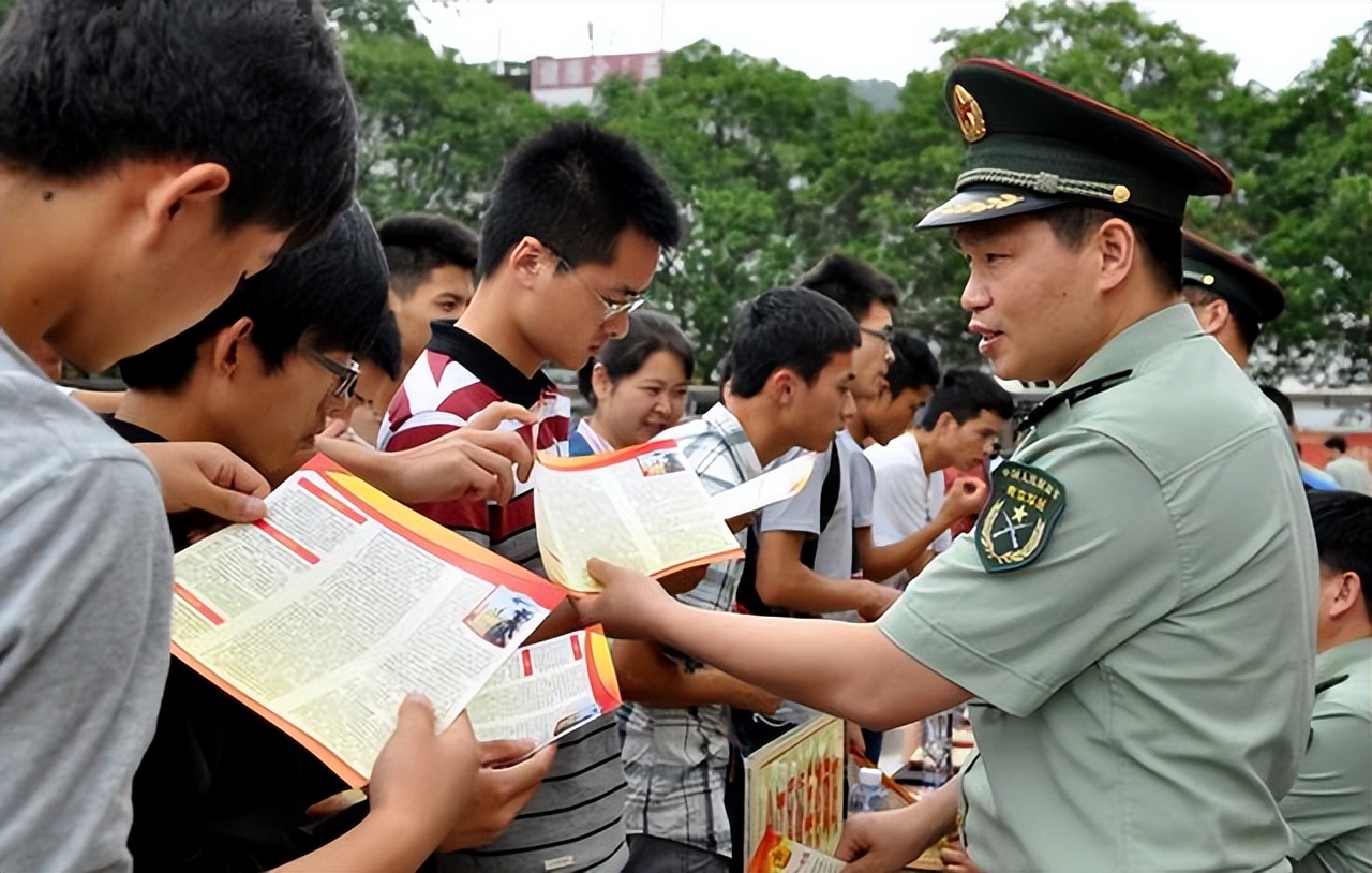 2022征兵传来好消息，达到条件的大学生，有望实现“带编入伍”
