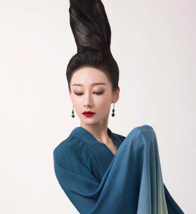 河南90后女生因“青绿腰”火了，一舞出经典，让人过目难忘