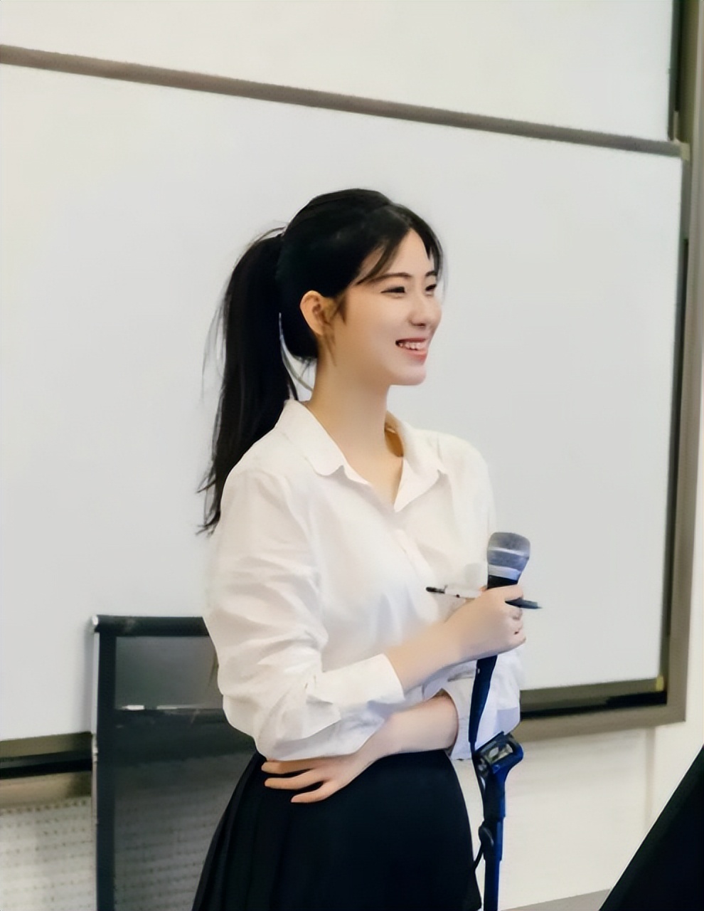 上海高校女老师走红，五官“科技感”十足，漂亮但令人不适