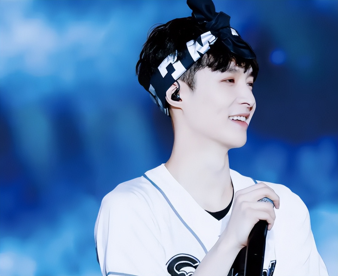 从张艺兴目前为止的各种成绩来说，他极具天赋，还是拼命努力的人