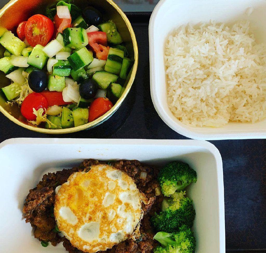 75岁林子祥的隔离餐火了，荤素搭配营养均衡，网友：难怪老当益壮