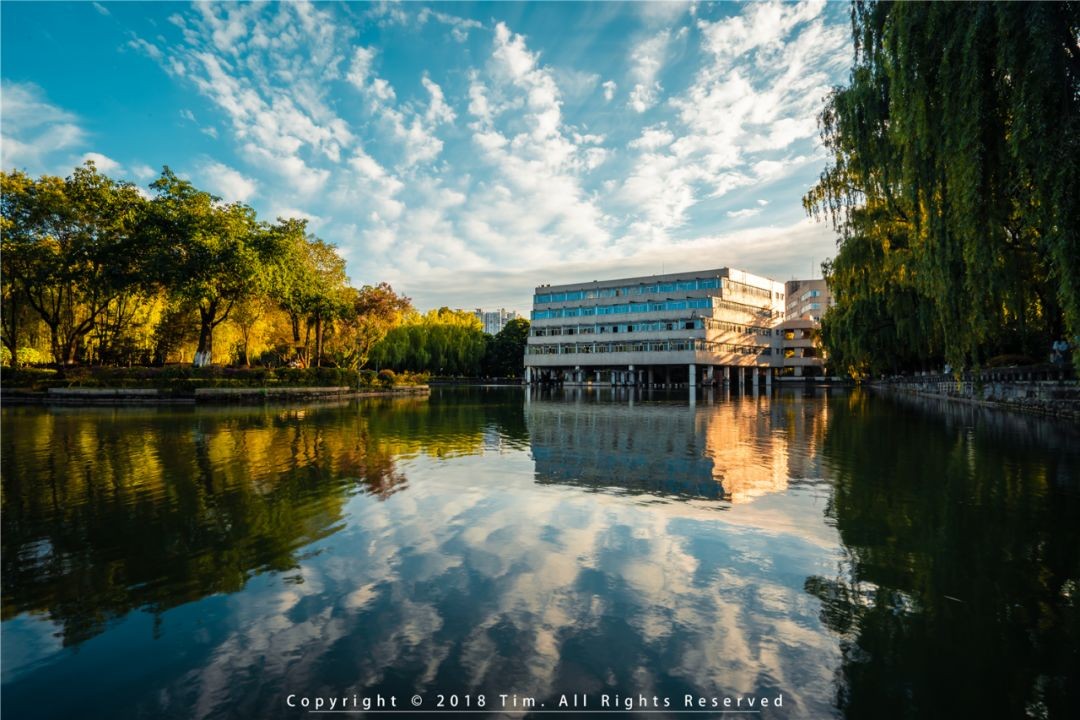 “恐龙”守候，坐拥4大食堂、水上图书馆！2022，成都理工大学等你来！