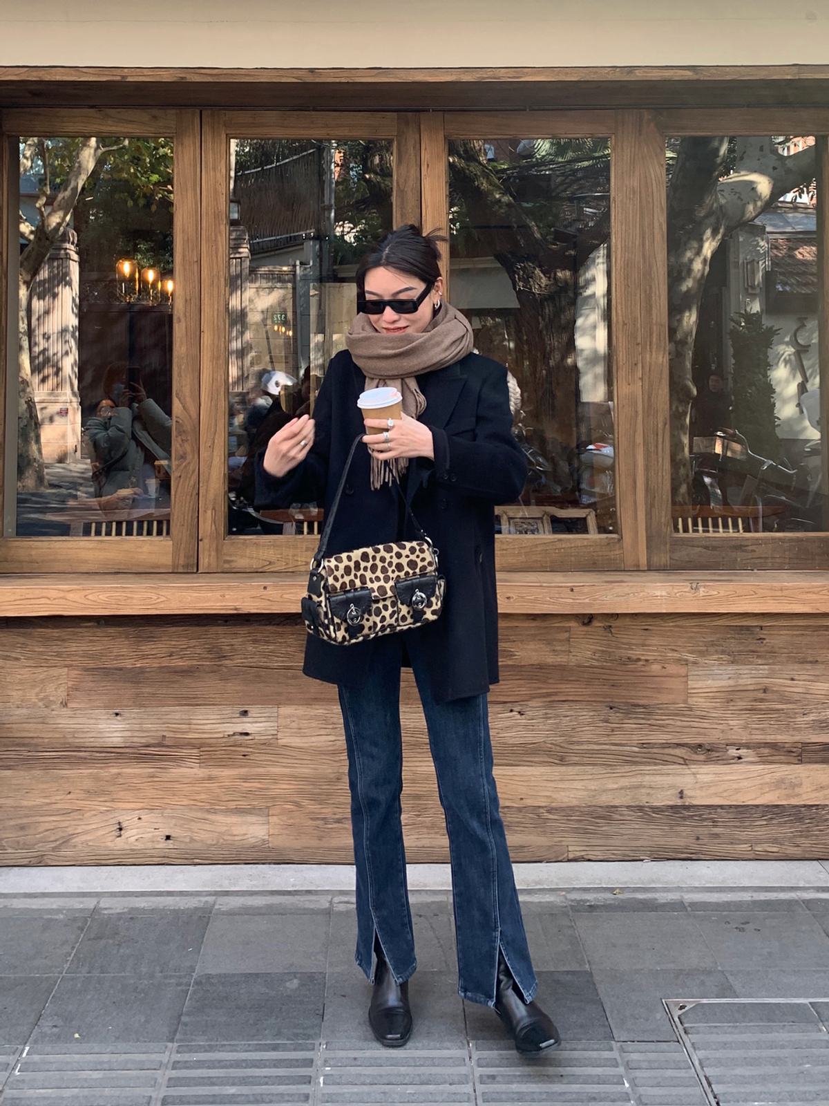 冬天靴子建议穿短不穿长，简单时髦又保暖，大衣长裤随便搭都好看