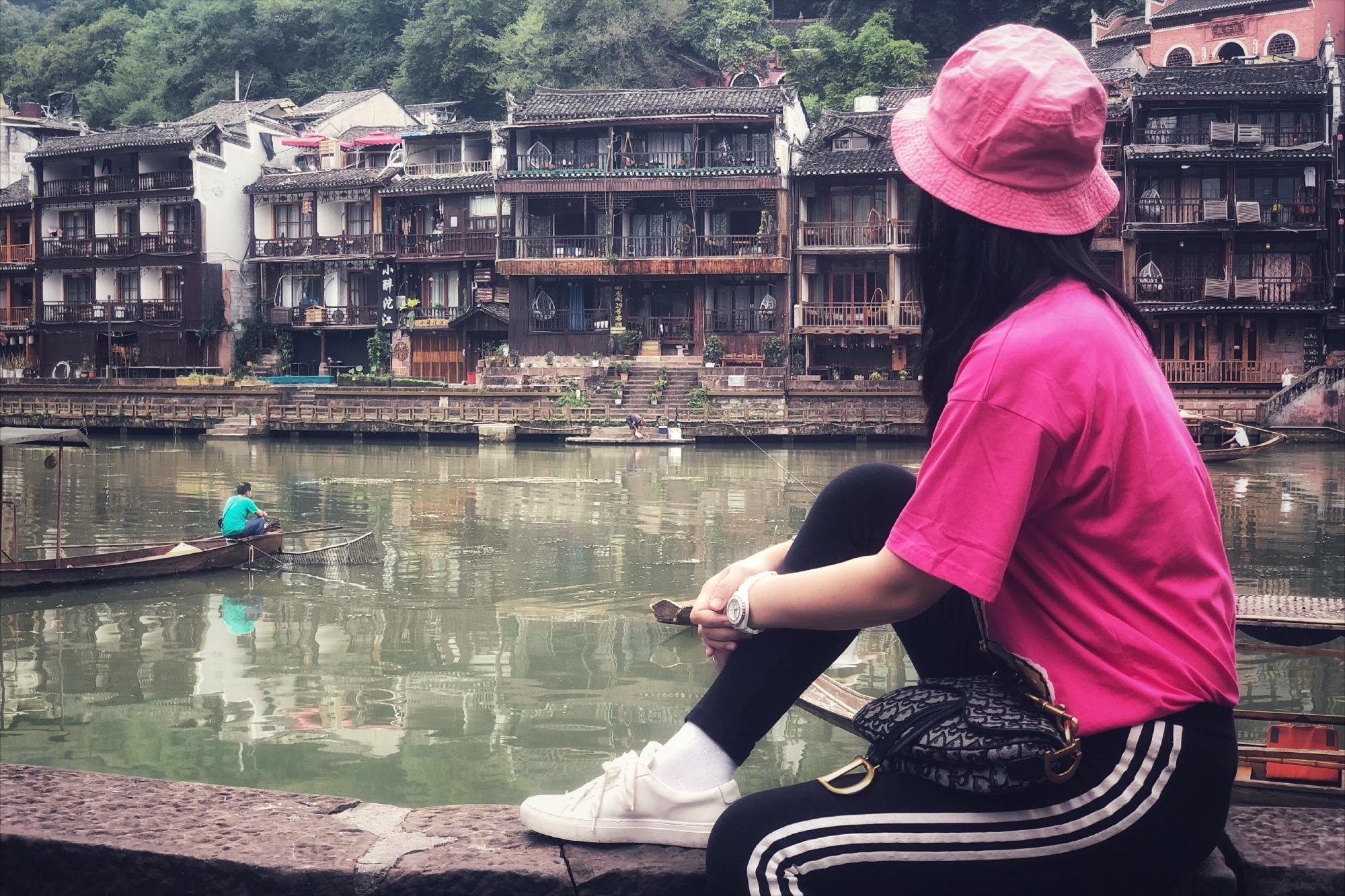 中南再现女神教师：肤白貌美大长腿，上课座无虚席，有颜又有才