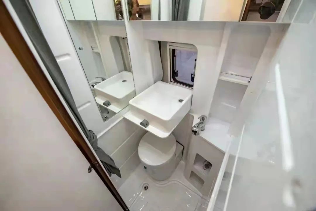 「嘉迪名车」B型房车的天花板并且带超大天窗——瑞弗启界R600