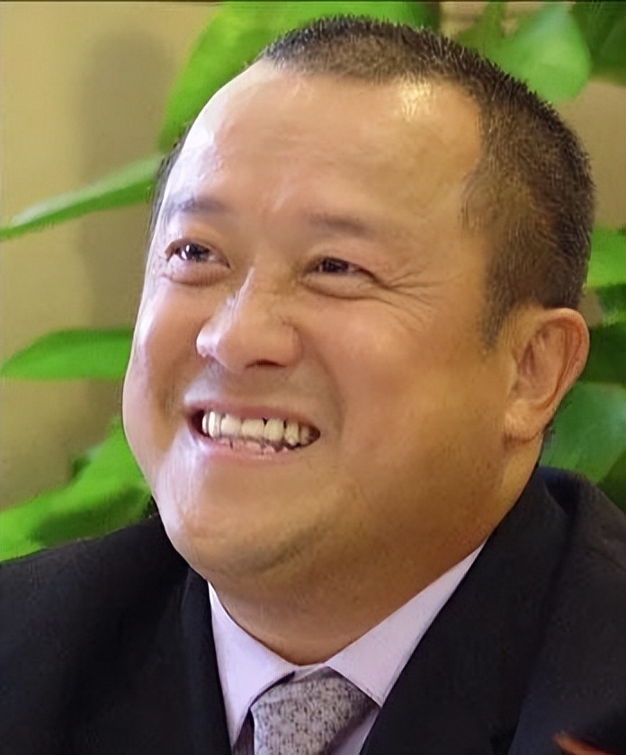 父亲是歪瓜裂枣，女儿却貌美如花？这10位星二代的长相好奇妙