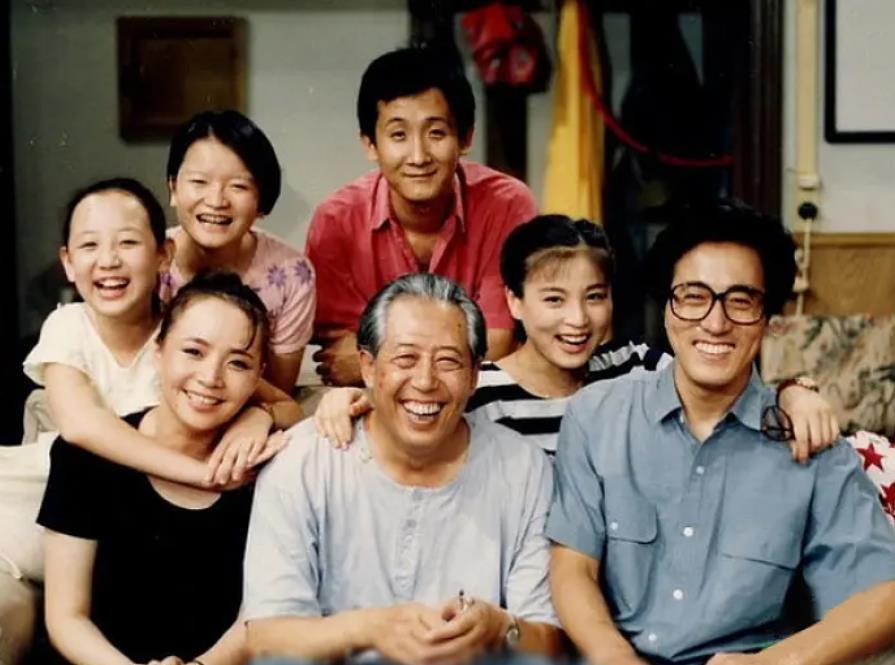 《破事精英》首播质量高，4位配角过分优秀，李佳航也被抢了风头